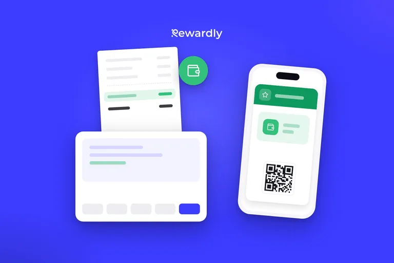 Pokladnica s účtenkou, na ktorej časť sumy pokryl kredit, a vedľa nej vernostná karta v mobile s ikonou peňaženky.